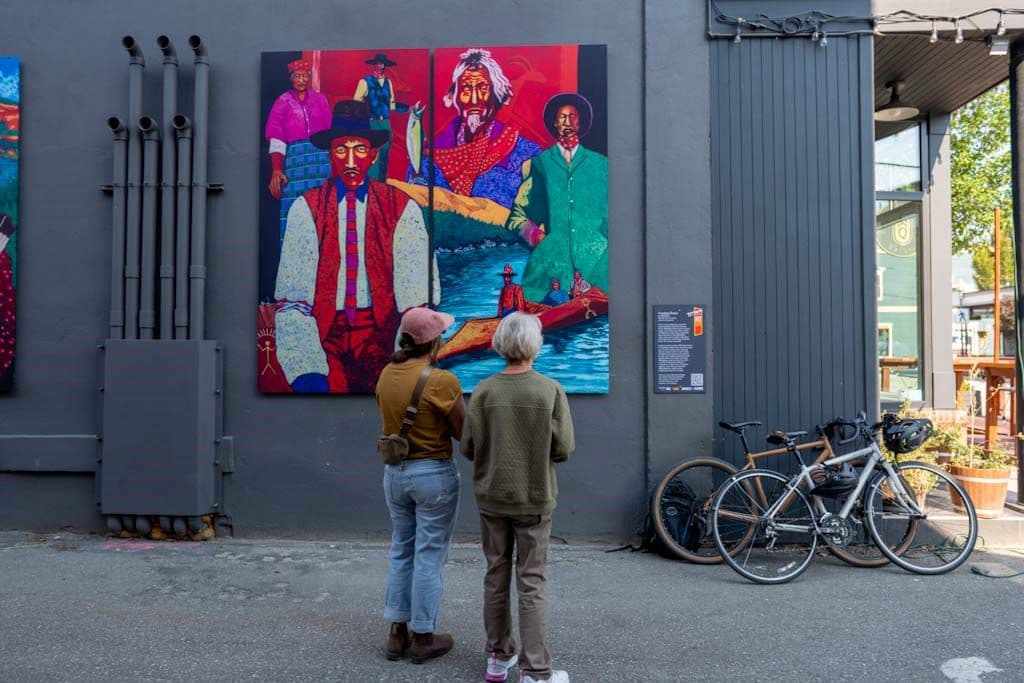 mom and daughter looking at art in alleyways