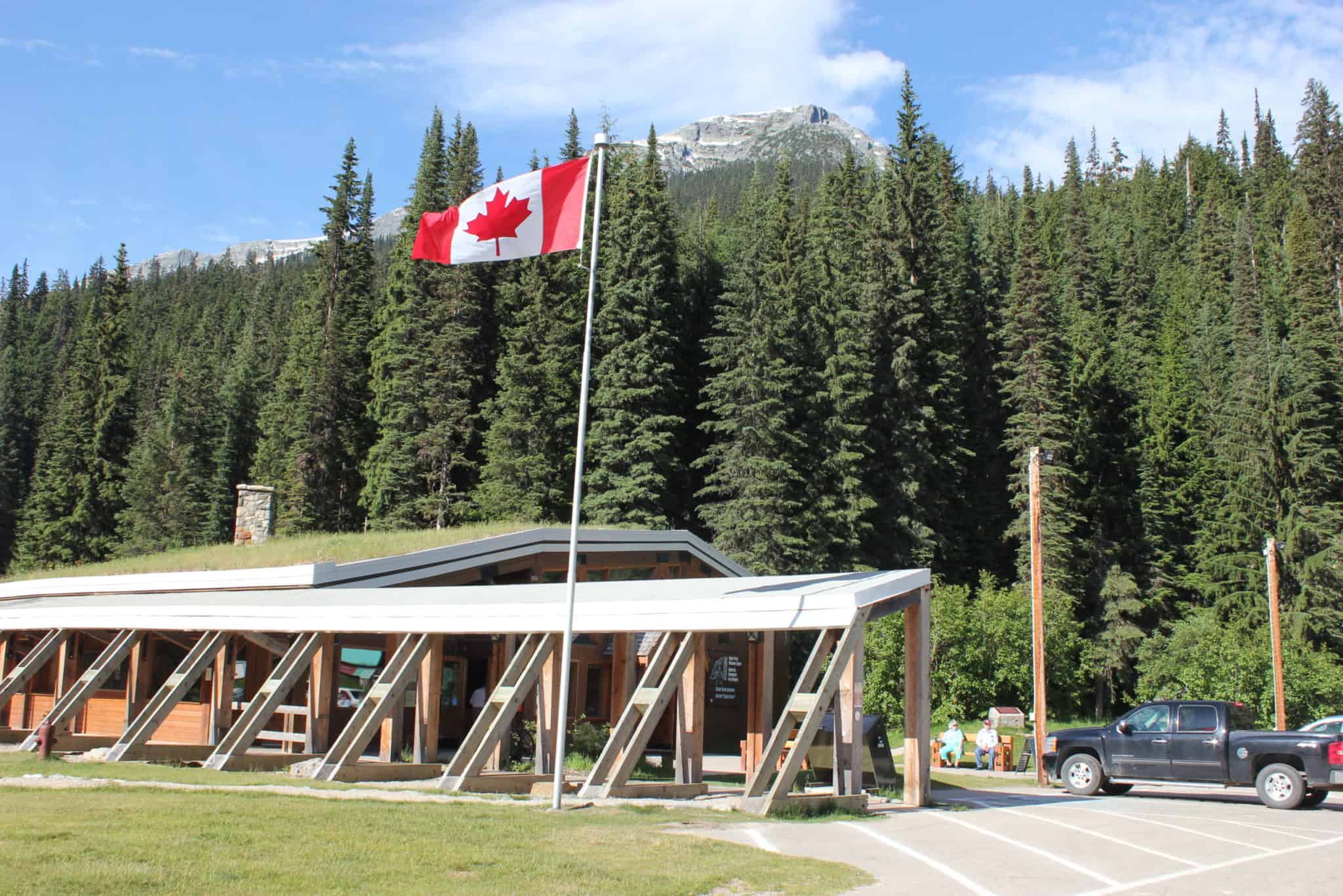 rogers-pass-discovery-centre-glacier-national-park