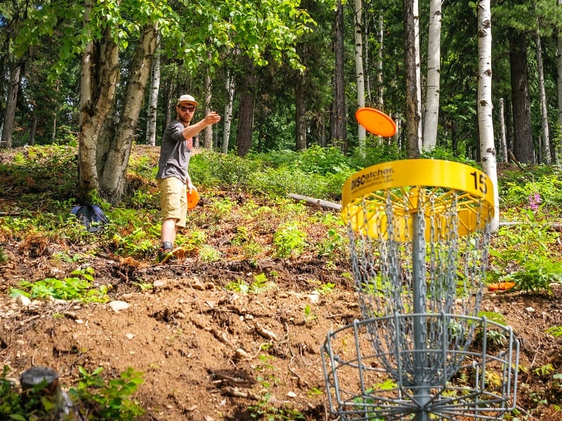 disc golf in forest